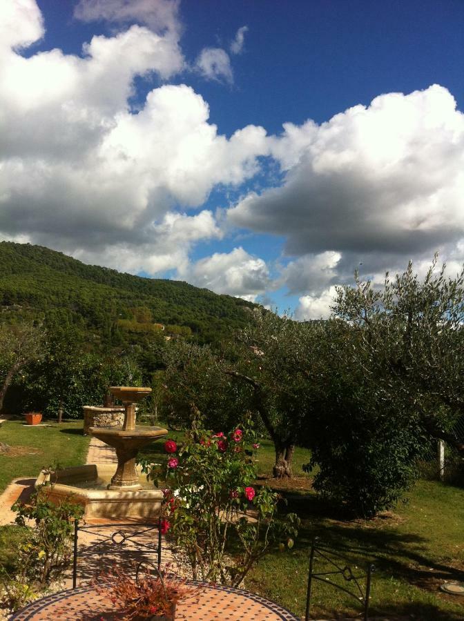 Les Cigales Des Pres Appartement Aups Bagian luar foto
